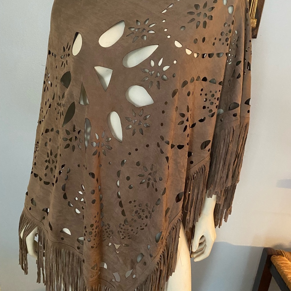 Poncho - Picture 4 of 5